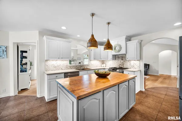 $394,900 | 905 Stonelake Drive, Metamora, IL 61548