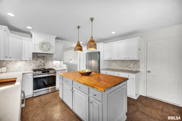 $394,900 | 905 Stonelake Drive, Metamora, IL 61548