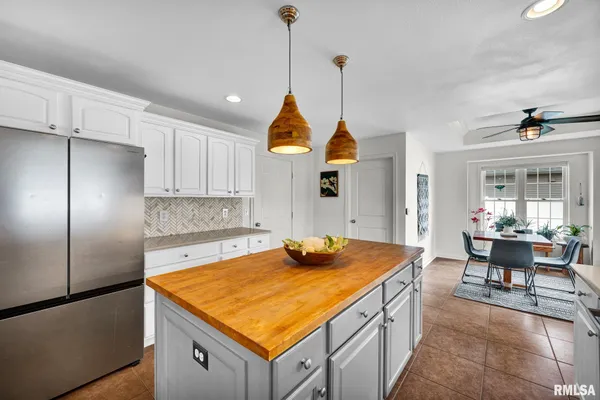 $394,900 | 905 Stonelake Drive, Metamora, IL 61548