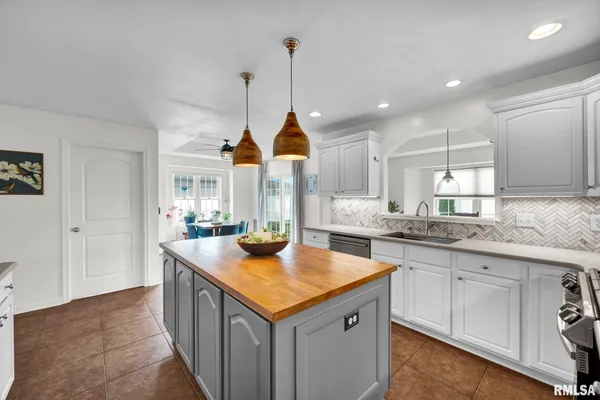 $394,900 | 905 Stonelake Drive, Metamora, IL 61548