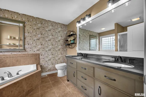 $394,900 | 905 Stonelake Drive, Metamora, IL 61548