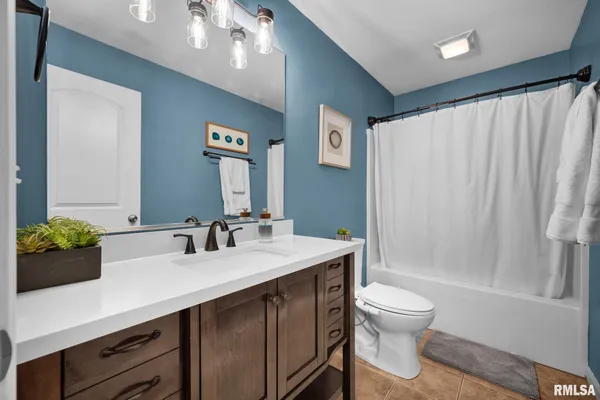 $394,900 | 905 Stonelake Drive, Metamora, IL 61548