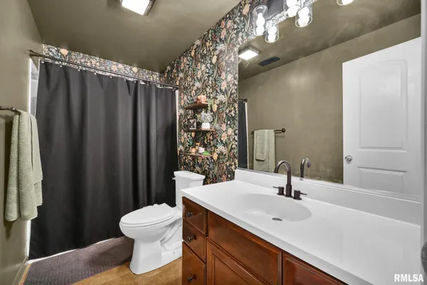 $394,900 | 905 Stonelake Drive, Metamora, IL 61548