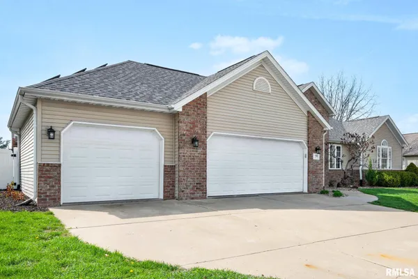 $394,900 | 905 Stonelake Drive, Metamora, IL 61548