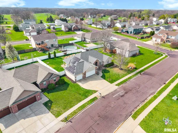 $394,900 | 905 Stonelake Drive, Metamora, IL 61548