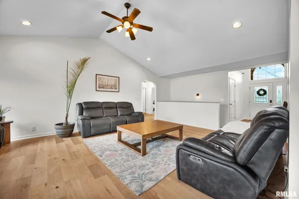 $394,900 | 905 Stonelake Drive, Metamora, IL 61548