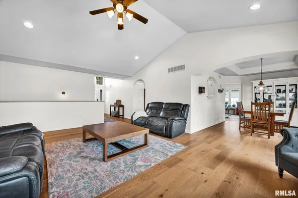 $394,900 | 905 Stonelake Drive, Metamora, IL 61548