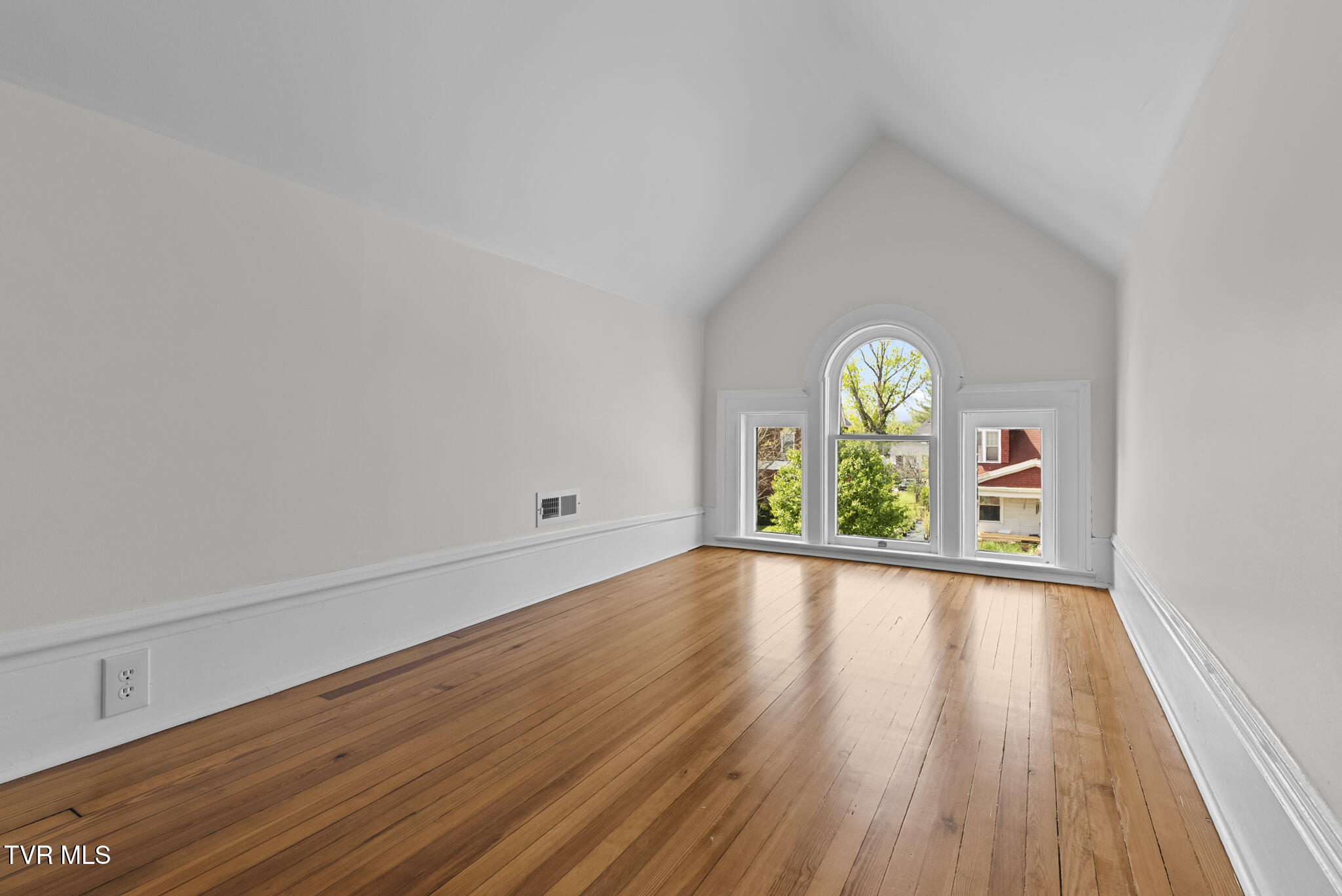 237 Solar Street Bristol, VA 24201 - Photo 36 of 51 DSC04850