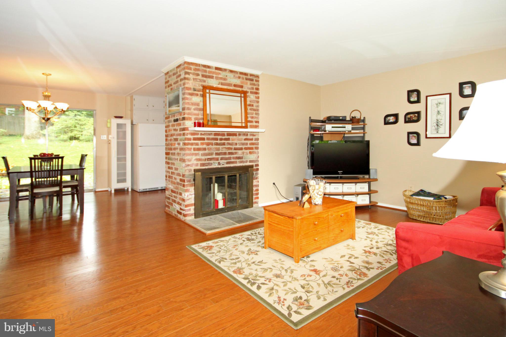 7517 Murillo Street Springfield, VA 22151 - Photo 8 of 22 Living Room
