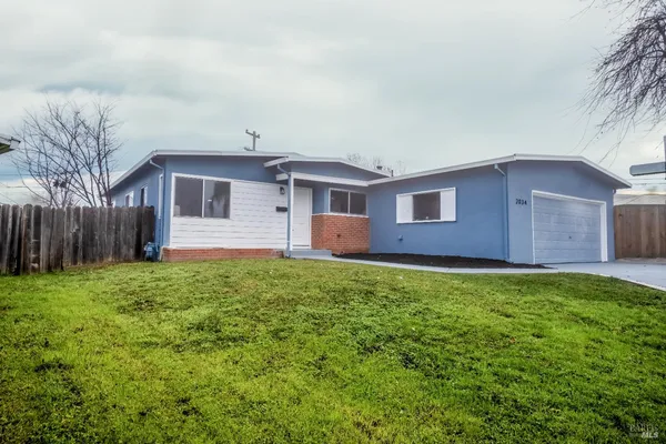 a view of a house with backyard and garden