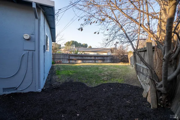 a view of a back yard