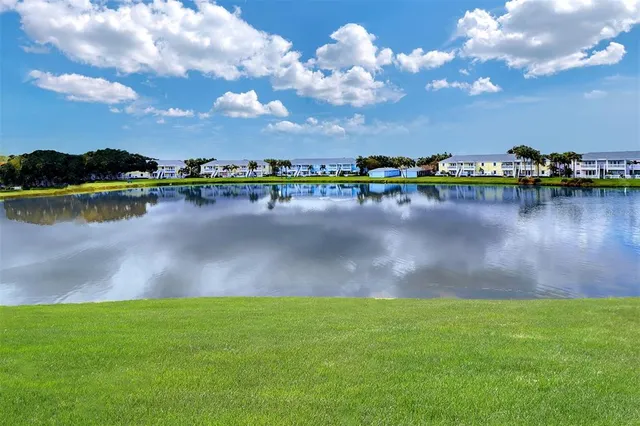 $295,000 | 151 Sea Horse Drive Southeast, Unit H, St. Petersburg, FL 33705