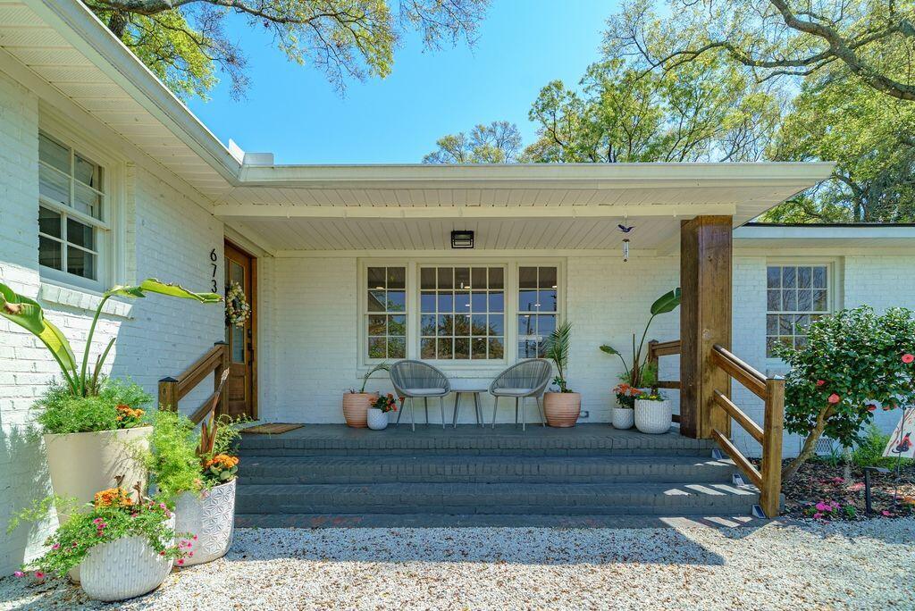 673 Edmonds Drive Charleston, SC 29412 - Photo 1 of 40 f0D3xUKA