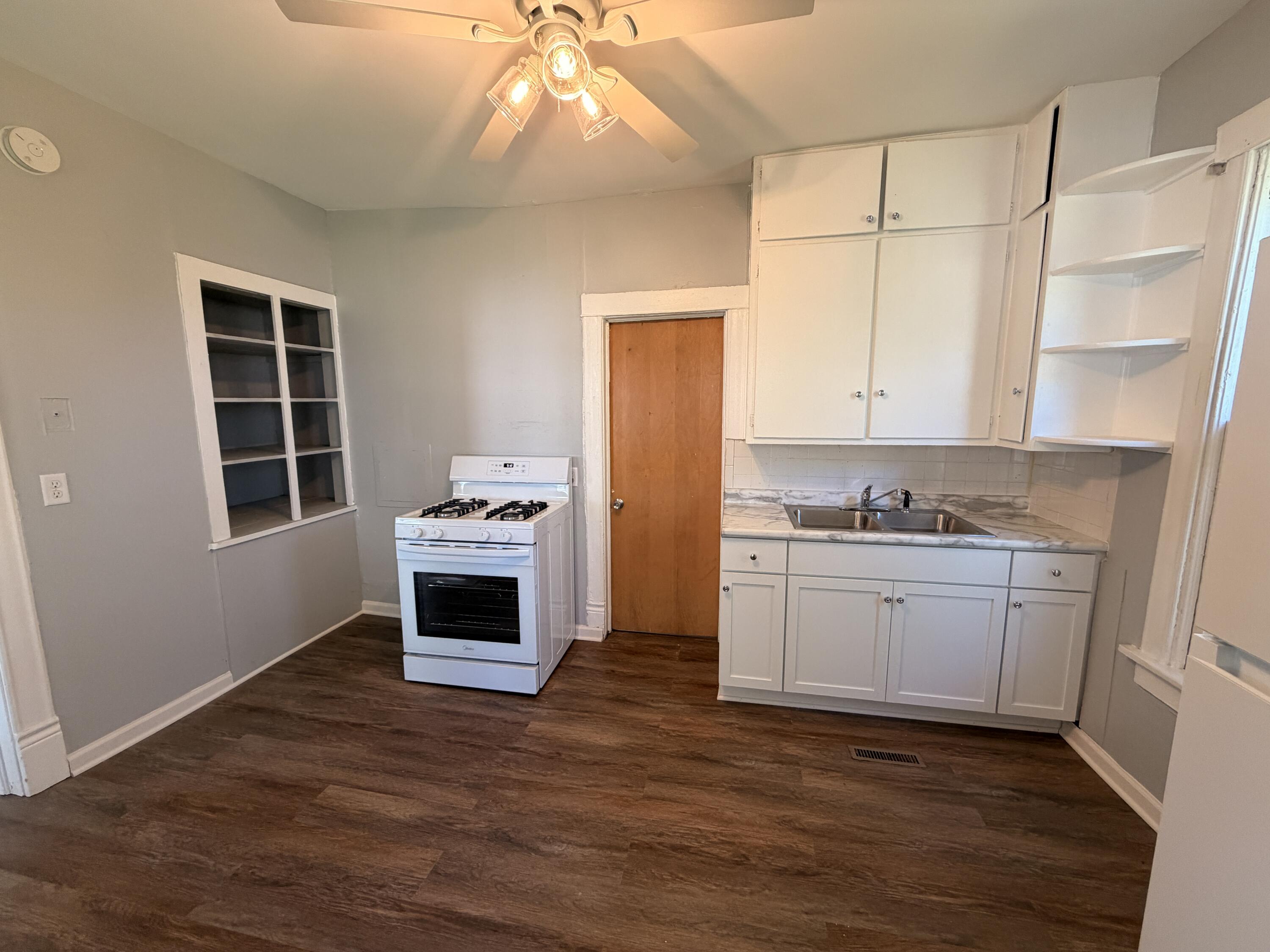 2112 53rd Street Kenosha, WI 53140 - Photo 8 of 15 Kitchen