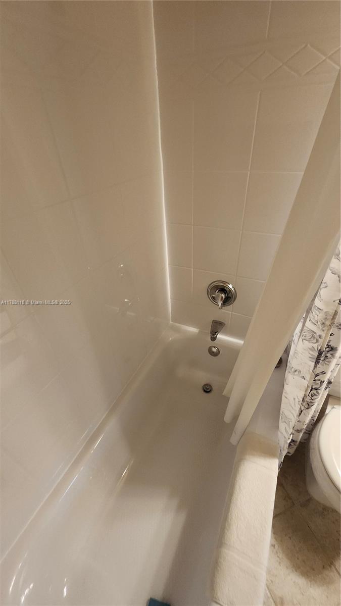 2955 Southwest 22nd Avenue, Unit 1040 Delray Beach, FL 33445 - Photo 20 of 27 a bathroom with a bathtub