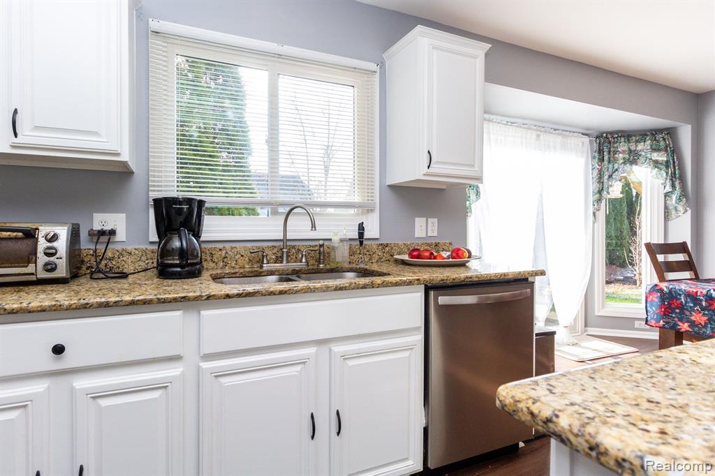1582 Nadine Rochester Hills, MI 48307 - Photo 16 of 58