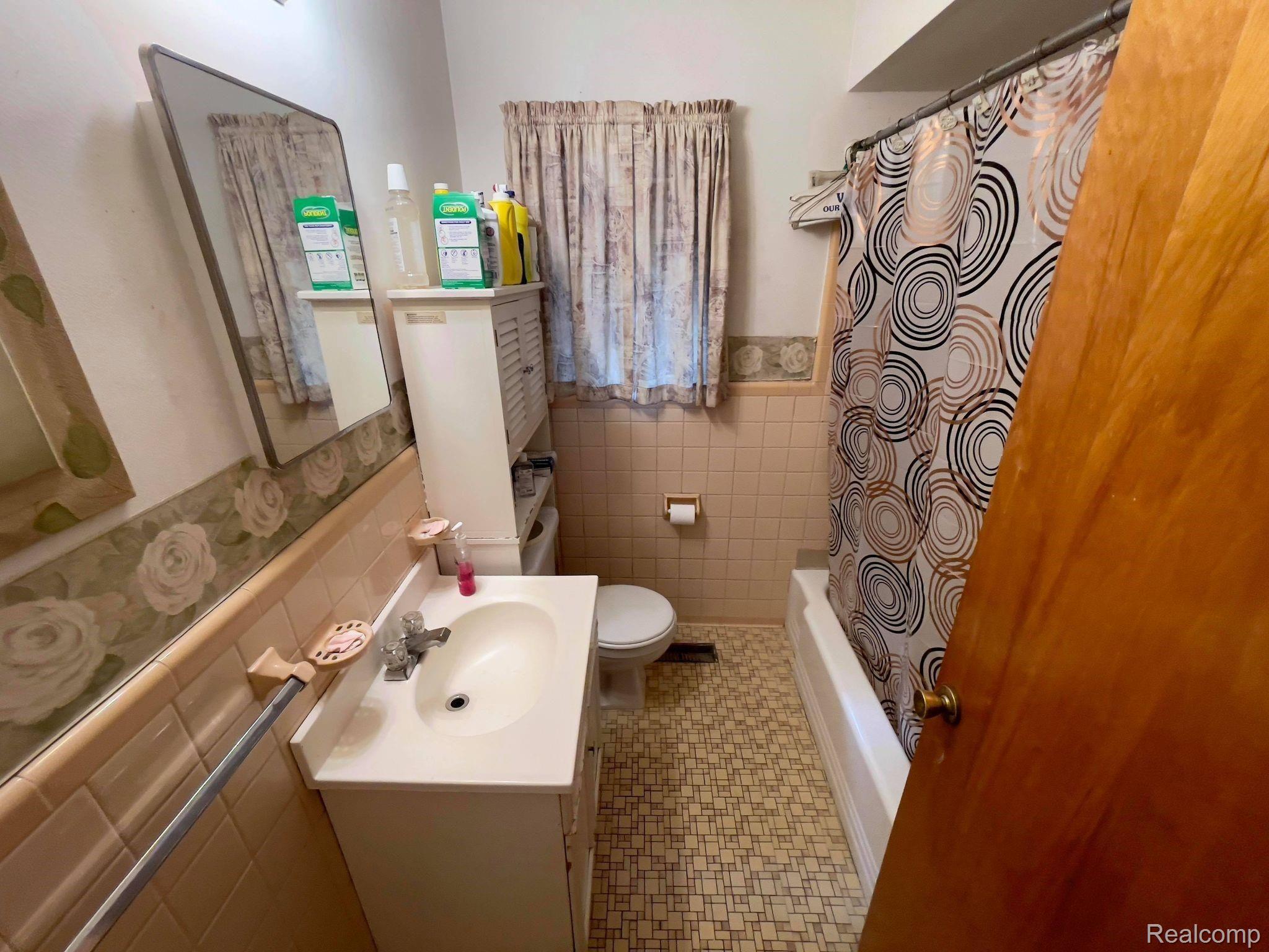 105 Walnut Street River Rouge, MI 48218 - Photo 24 of 27 105 walnut - river rouge mi (18).jpg