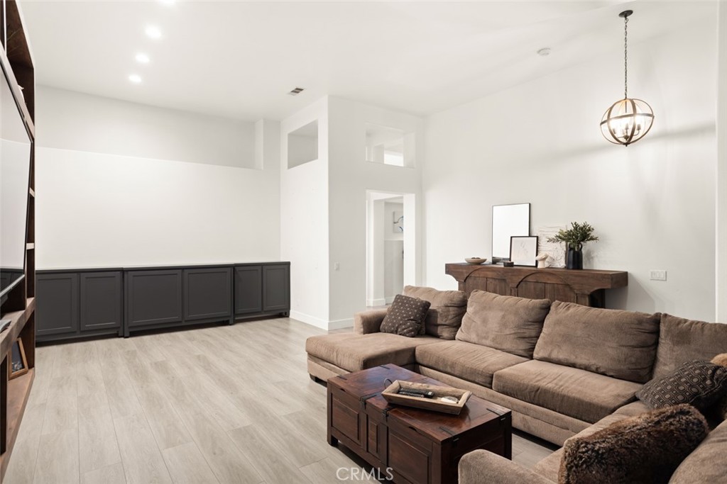 2531 Cottage Drive Corona, CA 92881 - Photo 4 of 48 a living room with furniture