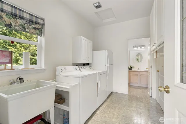 a view of utility room and bathroom