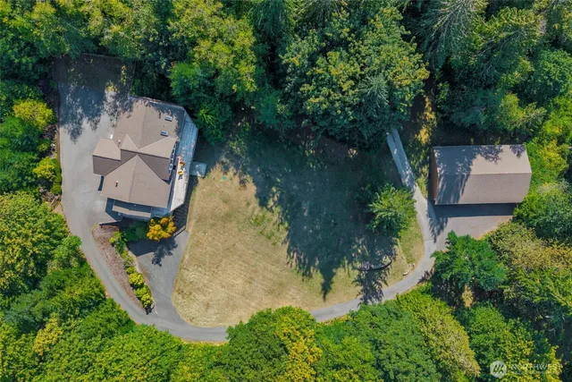 an aerial view of a house with outdoor space and lake view