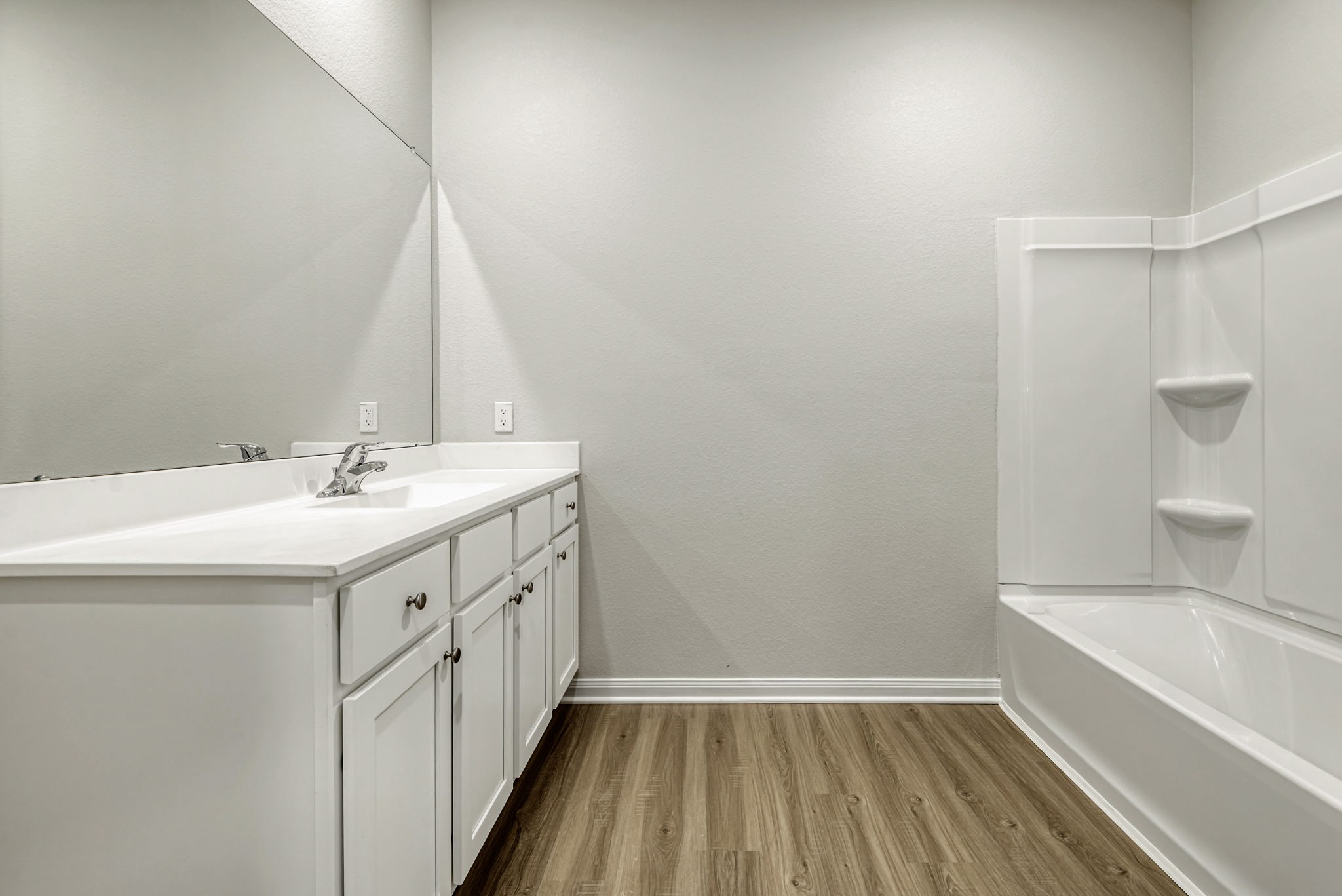 6419 Winter Elm Street Houston, TX 77048 - Photo 4 of 7 a bathroom with a sink a mirror and a bathtub