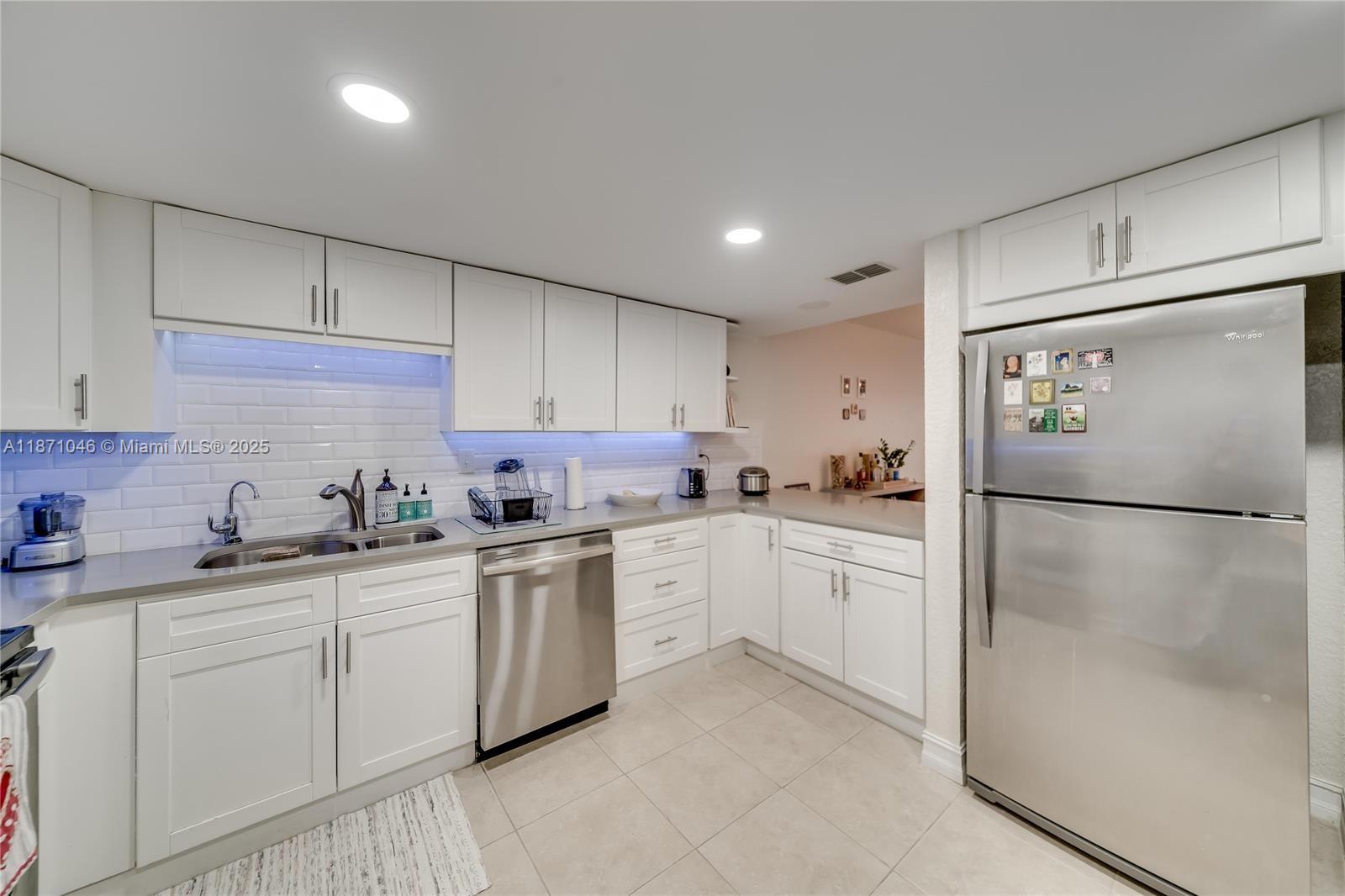 552 Northwest 98th Avenue Plantation, FL 33324 - Photo 3 of 11