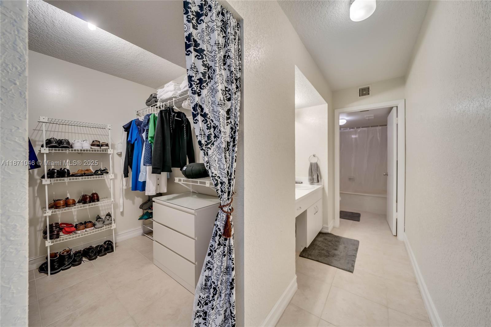 552 Northwest 98th Avenue Plantation, FL 33324 - Photo 5 of 11