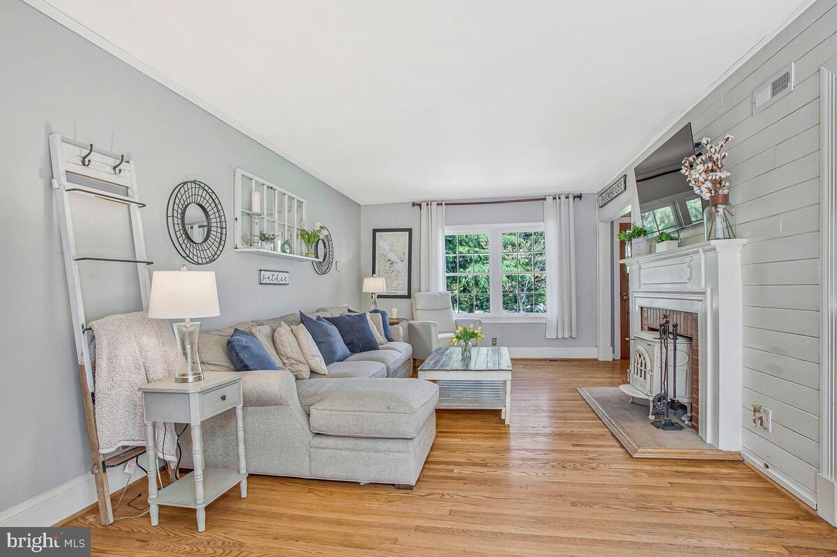 2801 Riva Road Annapolis, MD 21401 - Photo 27 of 55 Living room