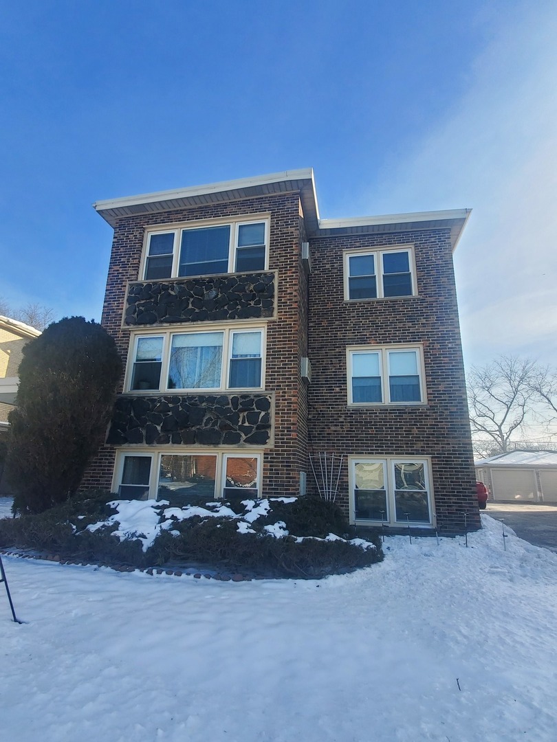 508 Ida Court, Unit 2 Mount Prospect, IL 60056 - Photo 1 of 13 a front view of a house with yard