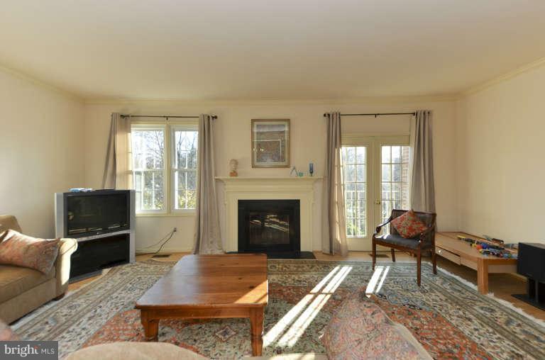 4606 4th Road North Arlington, VA 22203 - Photo 9 of 30 Living Room