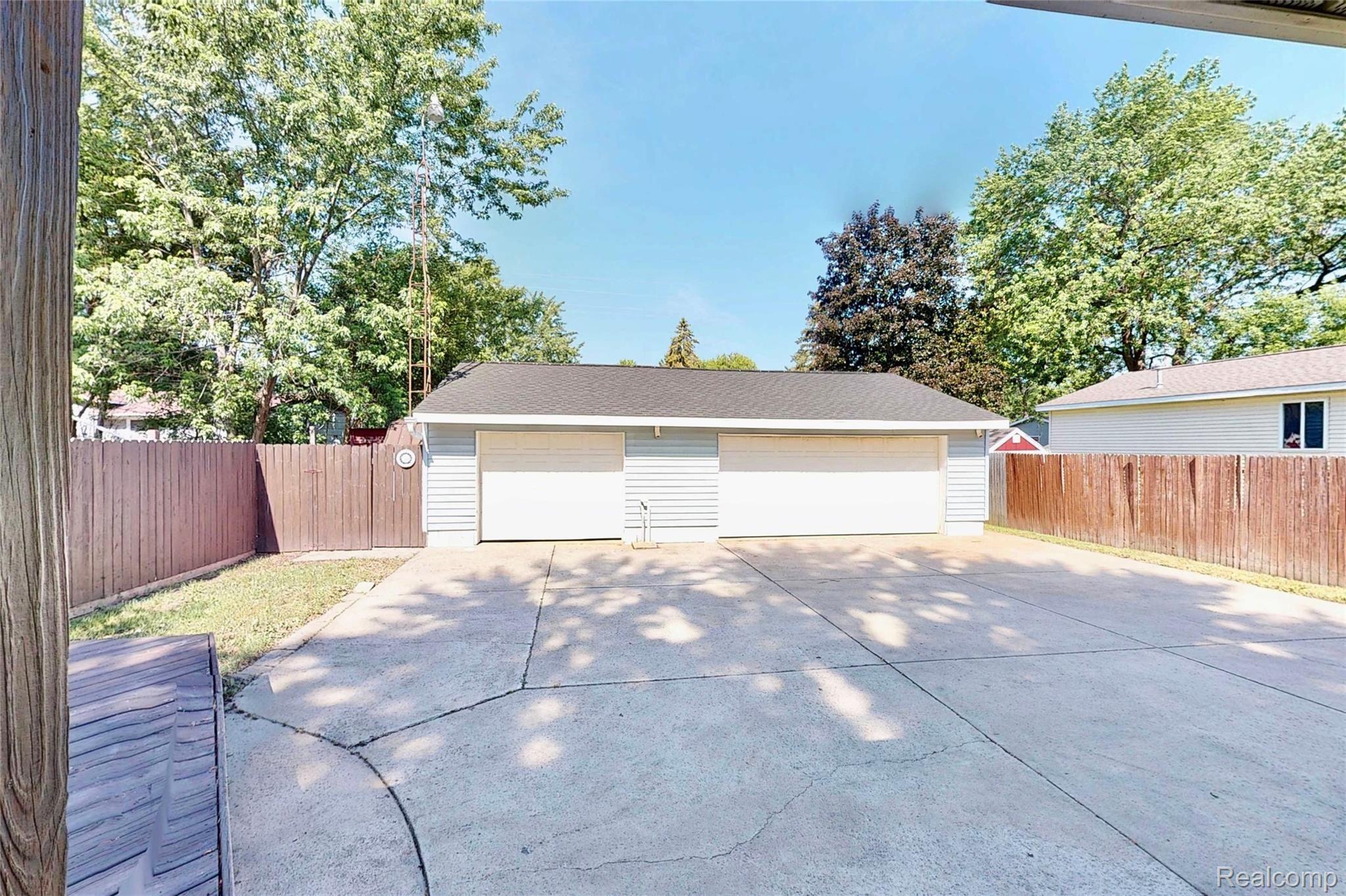 1484 Belsay Road Burton, MI 48509 - Photo 28 of 44 AFC4B70E-48A6-44A9-AE85-58D62D82CC68_1_201_a.jpeg