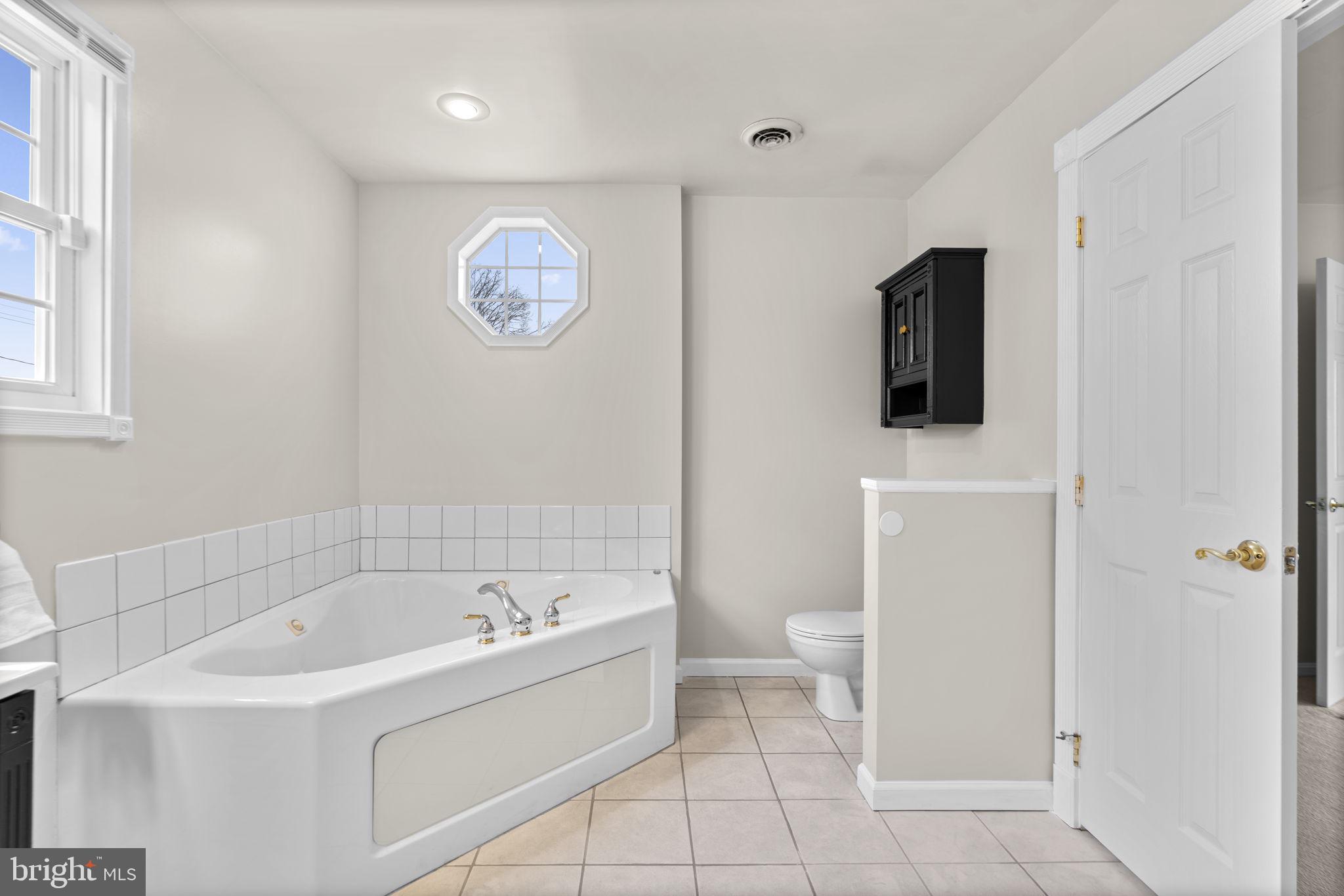 8614 Saxon Circle Nottingham, MD 21236 - Photo 23 of 48 Primary Bath