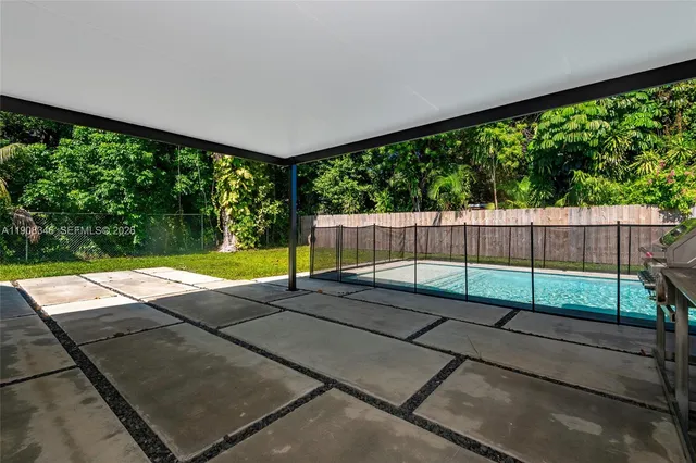 a view of a backyard