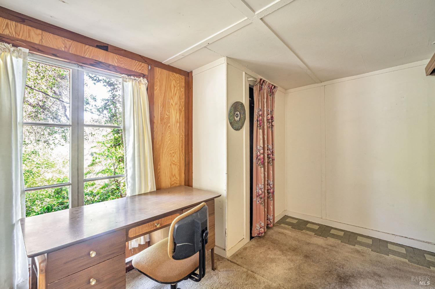 1561 South Fitch Mountain Road Healdsburg, CA 95448 - Photo 22 of 44 a room with window