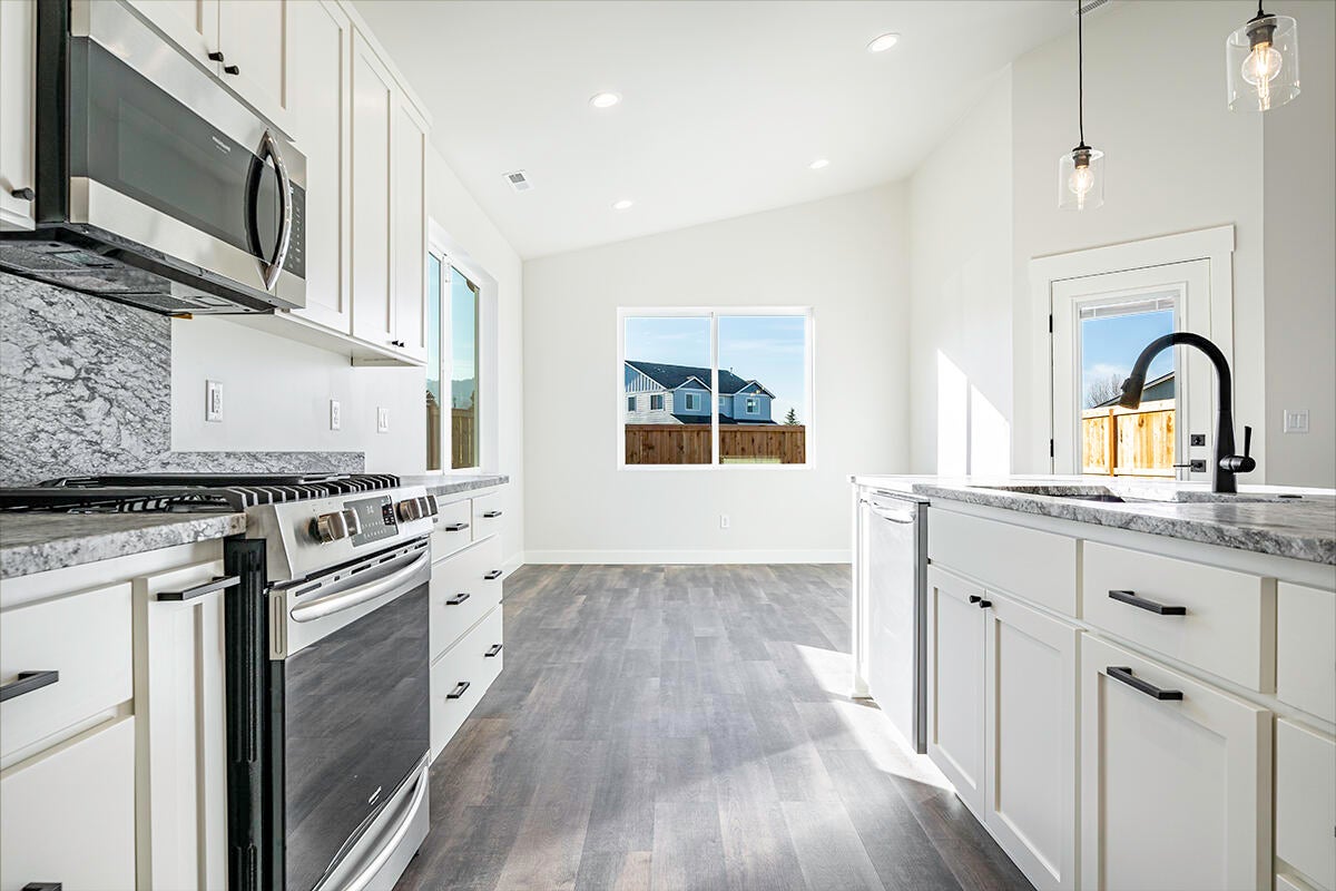 165 Suncrest Road Talent, OR 97540 - Photo 21 of 30 DSC01039-Edit