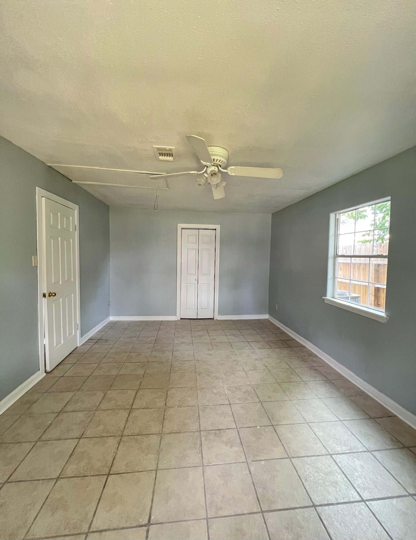 3121 Bond Street Pasadena, TX 77503 - Photo 10 of 16 a view of an empty room and window
