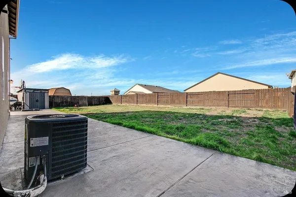 a view of a house with backyard
