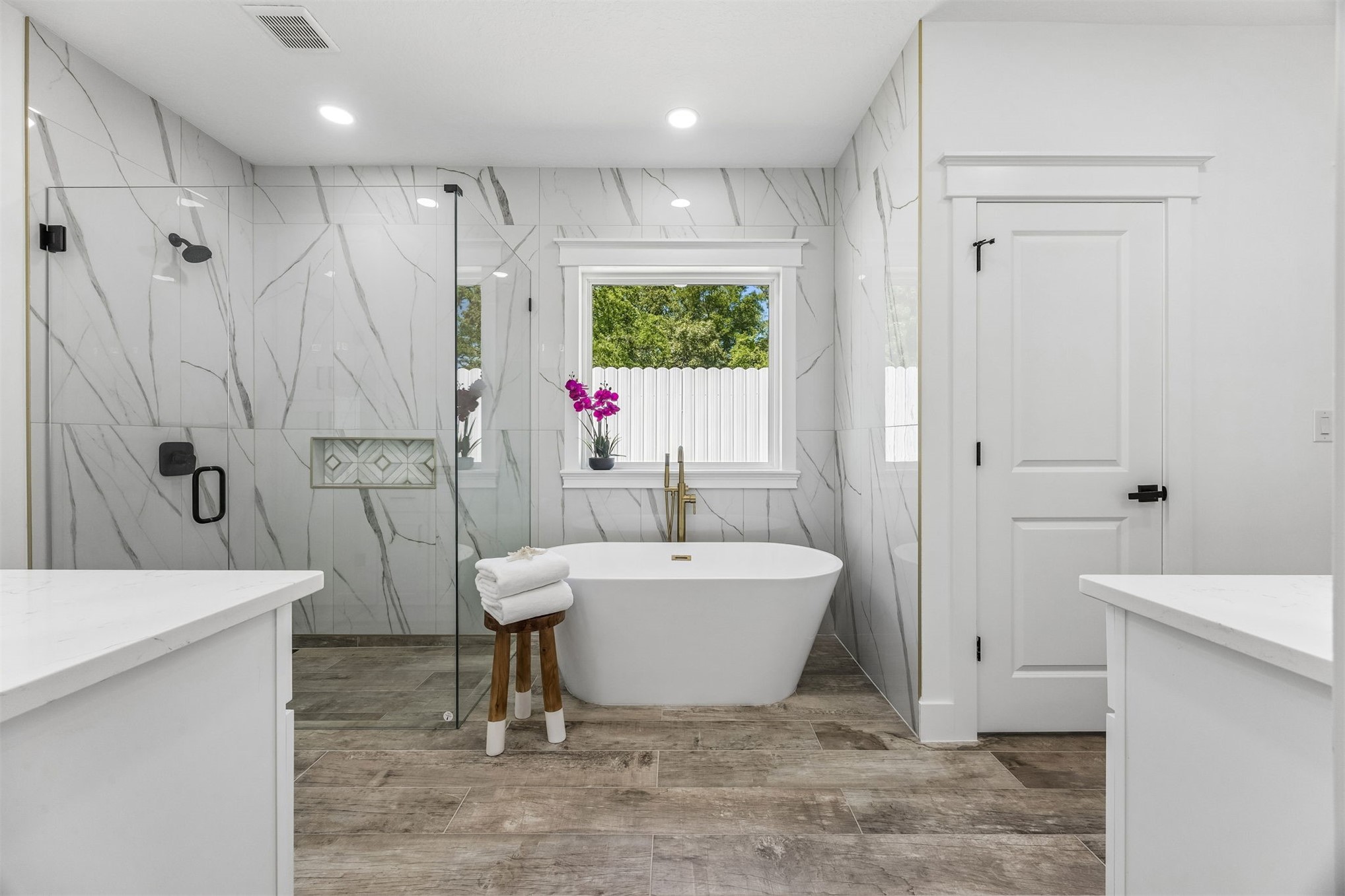 95121 North Ellis Landing Road Fernandina Beach, FL 32034 - Photo 19 of 37 a spacious bathroom with a bathtub and sink