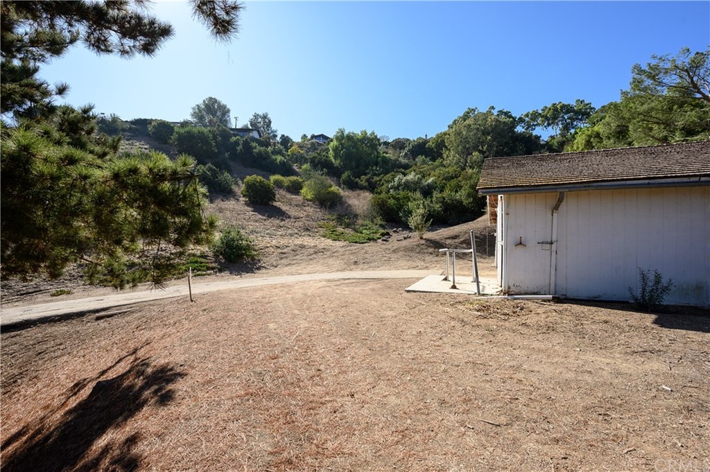 4 Poppy Trail Rolling Hills, CA 90274 - Photo 19 of 22 a backyard of a house with a yard and garage