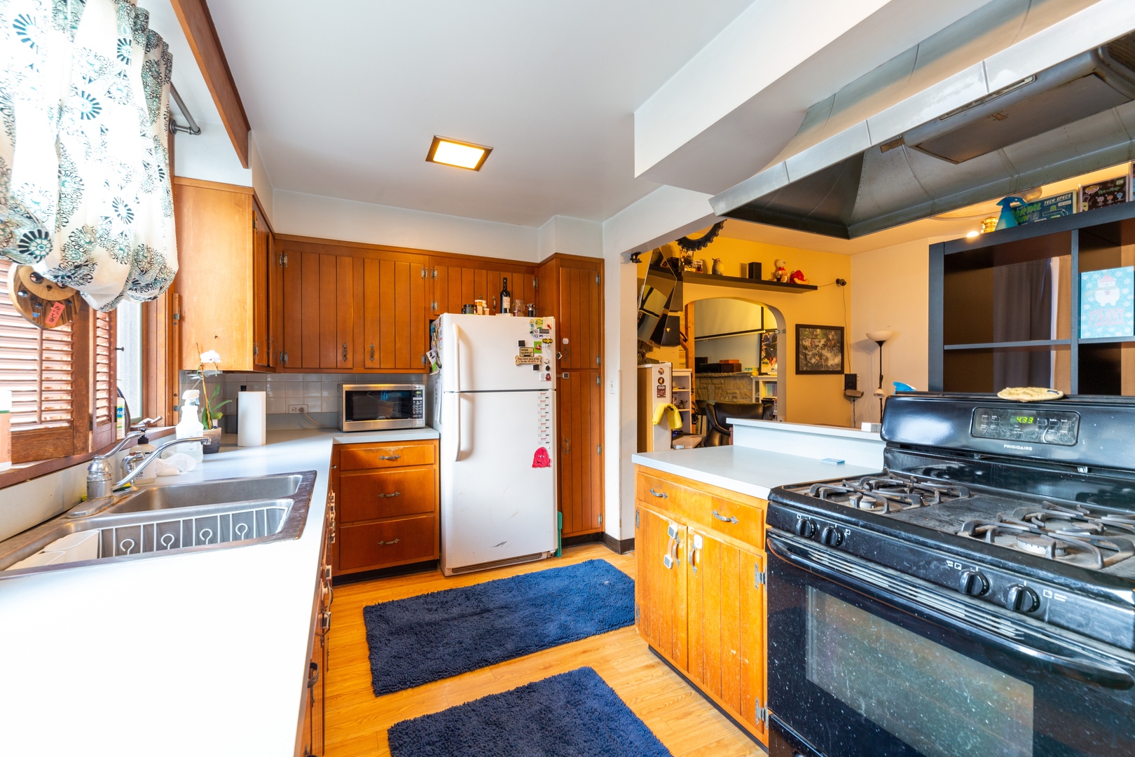 870 Half Day Road Highland Park, IL 60035 - Photo 3 of 10 a kitchen with furniture a refrigerator and a stove