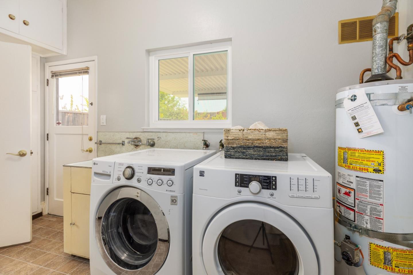 2479 Longview Drive San Leandro, CA 94577 - Photo 29 of 57 a view of livingroom with washer and dryer
