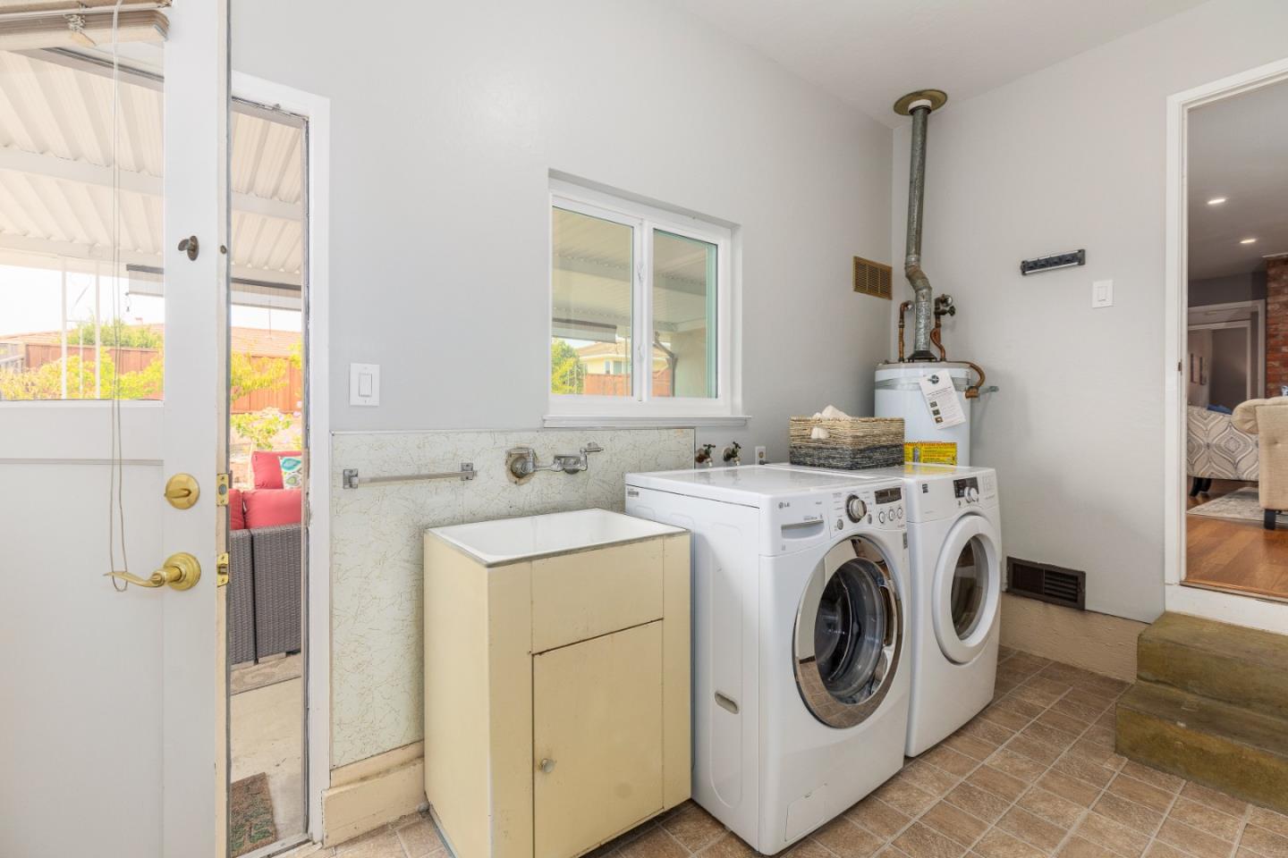 2479 Longview Drive San Leandro, CA 94577 - Photo 30 of 57 a utility room with dryer and washer