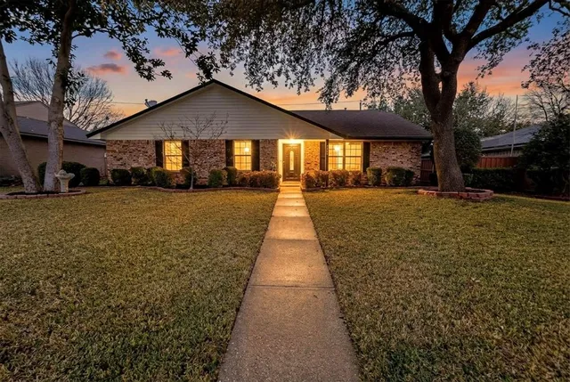 a view of a house with a yard