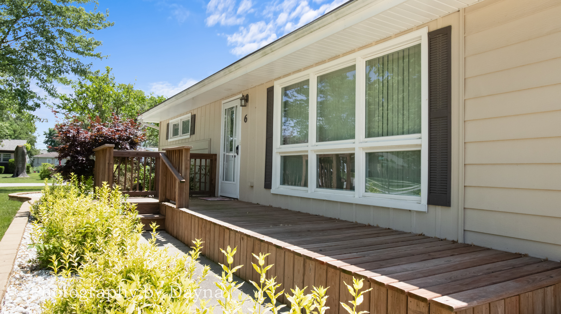 6 Park Place Kankakee, IL 60901 - Photo 4 of 36 a front view of a house with a yard