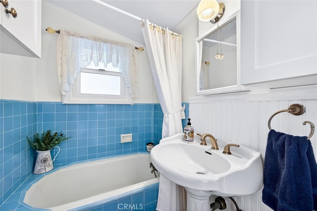 2896 Terry Road Laguna Beach, CA 92651 - Photo 25 of 74 Charming bathroom on the main level.