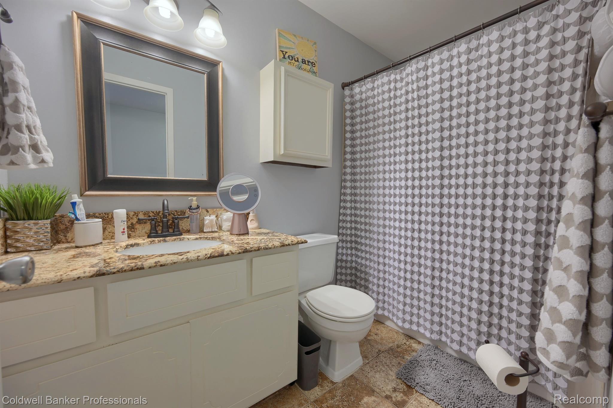 147 Stratford Lane Rochester, MI 48309 - Photo 15 of 28 Updated hall bath
