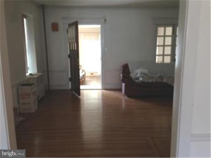 907 Wynnewood Road Philadelphia, PA 19151 - Photo 3 of 9 Living Room