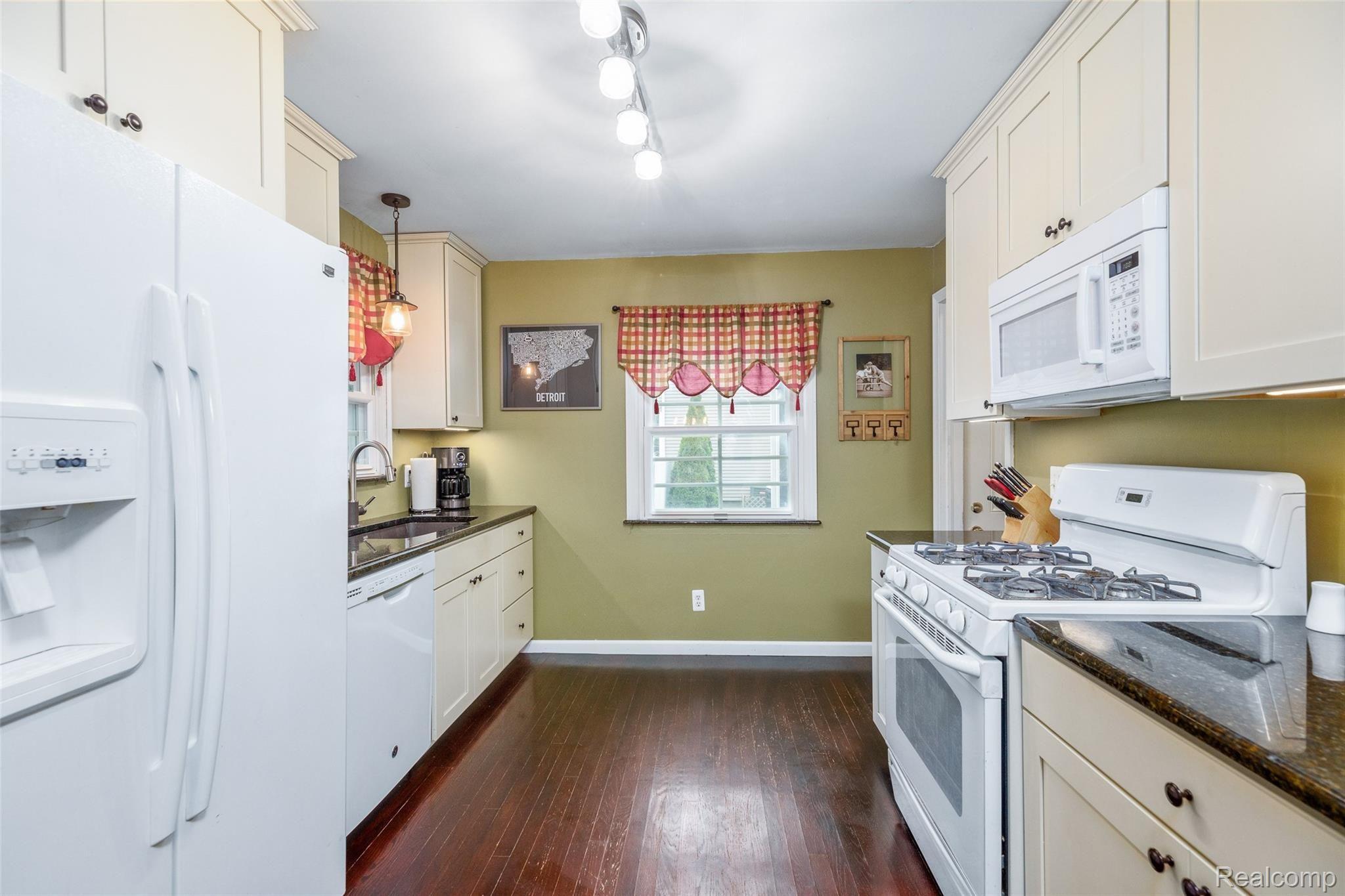 7398 Hatchery Road Waterford, MI 48327 - Photo 13 of 26 Very clean home