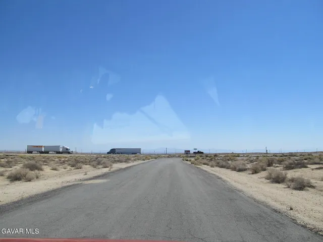 a picture of a book shelf