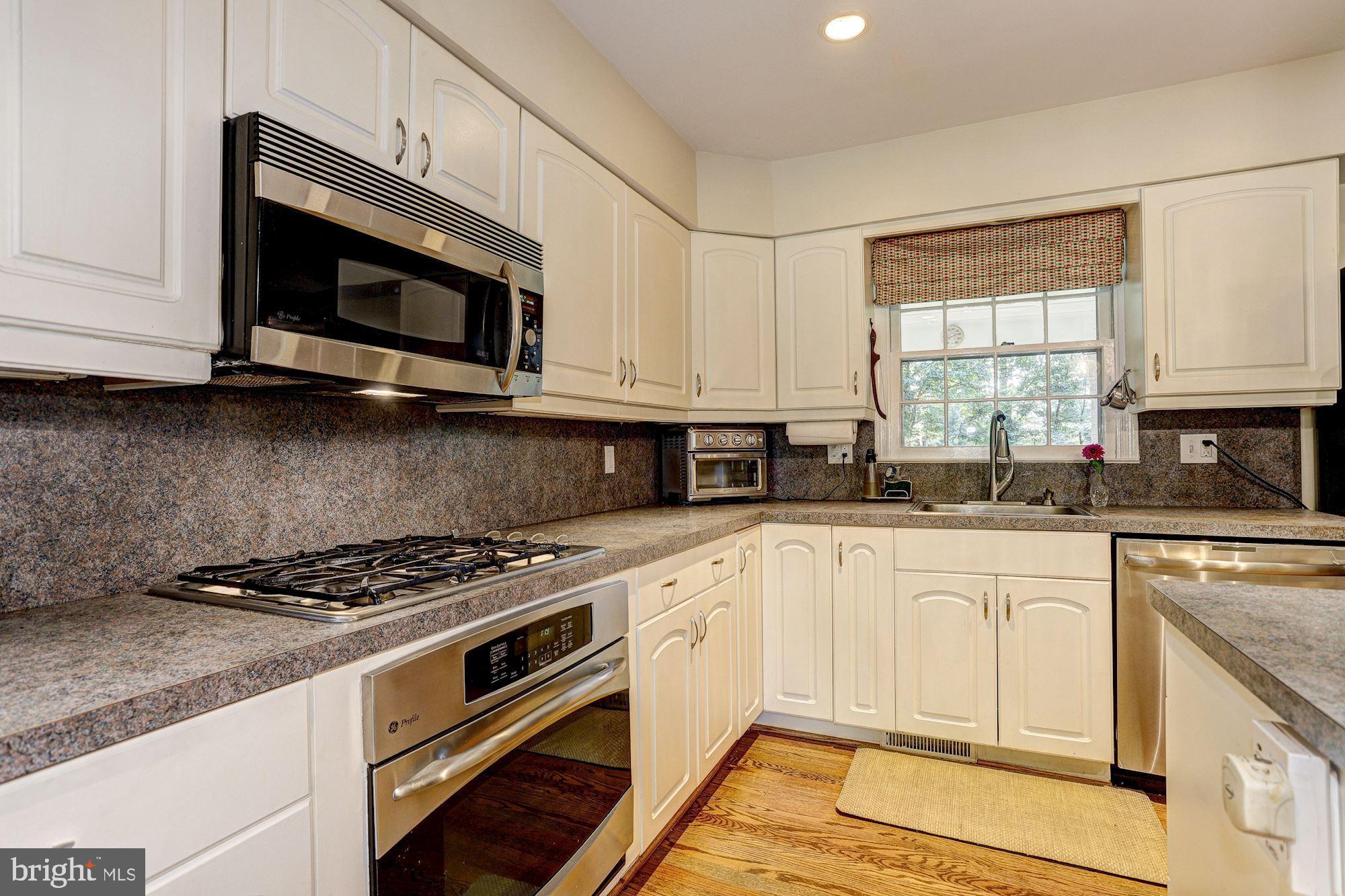 903 Bosley Road Hunt Valley, MD 21030 - Photo 9 of 45 Eat-In Kitchen | Stainless Steel Appliances